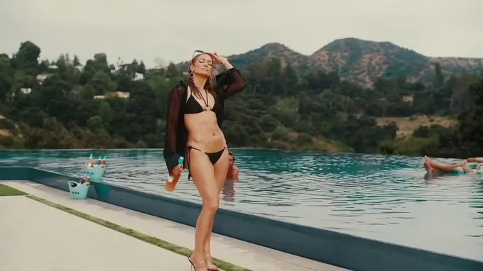 ترتدي النجمة جينيفر لوبيز البالغة من العمر 54 عامًا ملابس مثيرة وتستعرض سلسلة من تصميمات الرقصات الجذابة في الريمكس الجديد للفيديو الموسيقي "Can't Get Enough" الذي صدر في وقت سابق من هذا الأسبوع.