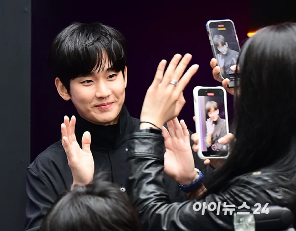 شوهد الممثل " Queen of Tears " كيم سو هيون في حدث مكالمة الصور لعلامة تجارية للساعات عقد في Seongsu-dong، سيول في 25 أبريل.