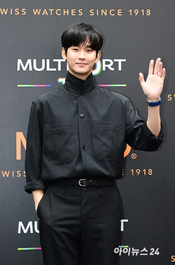 شوهد الممثل " Queen of Tears " كيم سو هيون في حدث مكالمة الصور لعلامة تجارية للساعات عقد في Seongsu-dong، سيول في 25 أبريل.